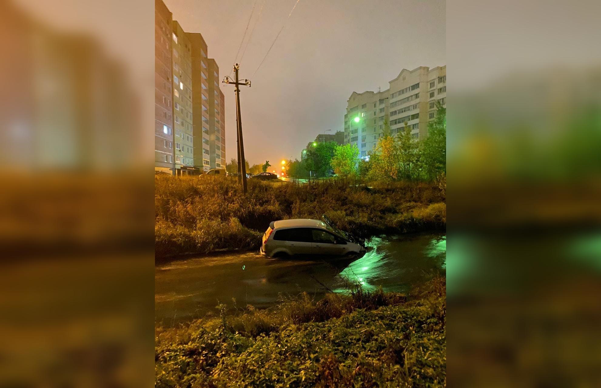 В Твери автомобиль оказался в реке  - новости Афанасий