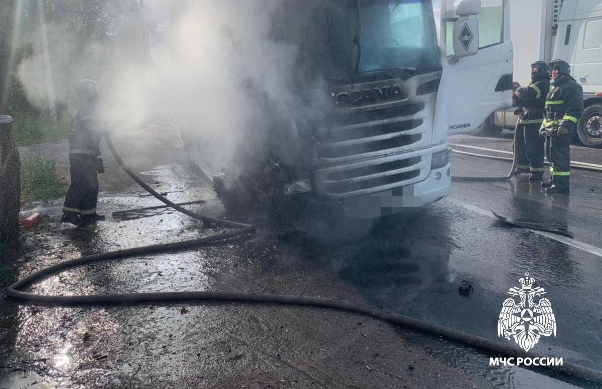 На М10 в Вышнем Волочке горел грузовик