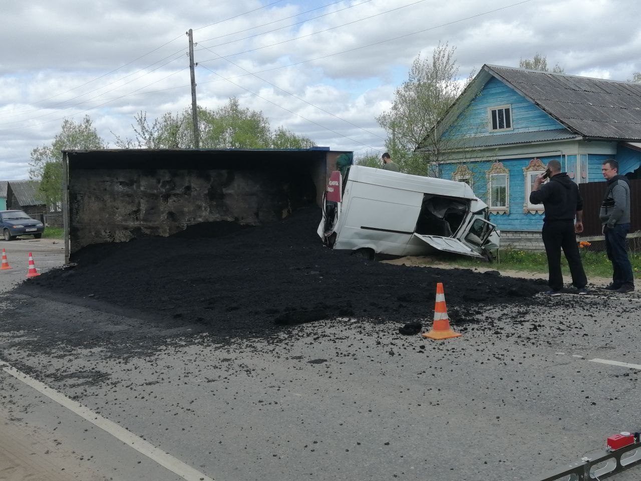 В Тверской области водитель фургона погиб, врезавшись во встречный грузовик  25 мая 2022