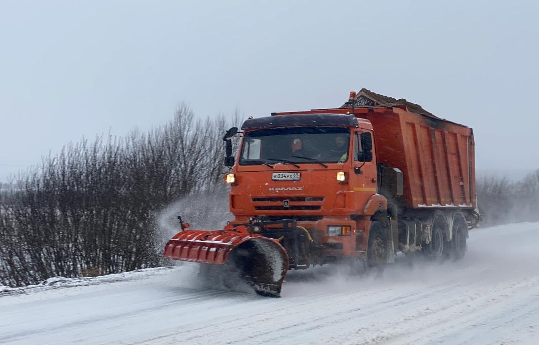 Более 200 единиц техники расчищают от снега региональные и межмуниципальные дороги Тверской области - новости Афанасий