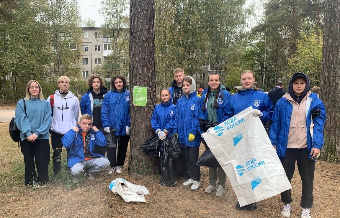 Студенты Тверского Политеха провели субботник в Первомайской роще