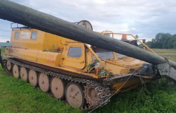 Пьяные угонщики вездехода снесли столб в Тверской области