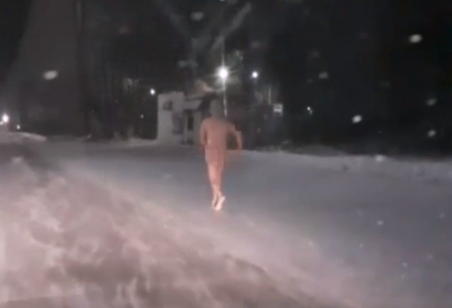 Проспорил или сошел с ума. Жители Тверской области обсуждают пробежку голого мужчины. 18+