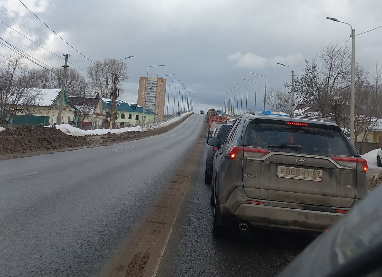 Провал на дороге стал причиной огромной пробки в Московском районе Твери |  07.03.2023 | Тверь - БезФормата