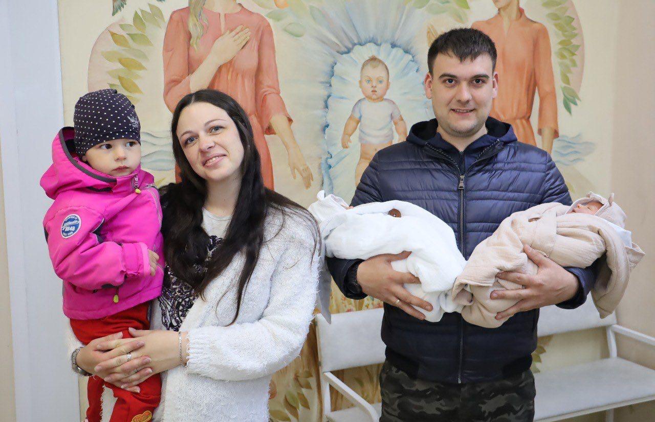 С начала 2022 года в Тверской области вручено более 5,4 тысяч подарков для новорожденных - новости Афанасий