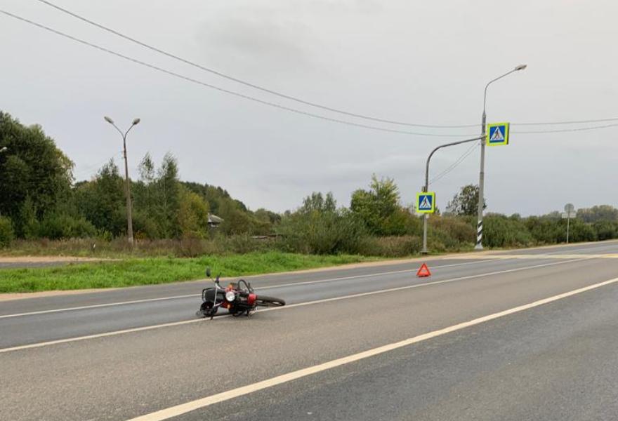 В ДТП на трассе М10 в Тверской области пострадал сбитый грузовиком водитель мопеда