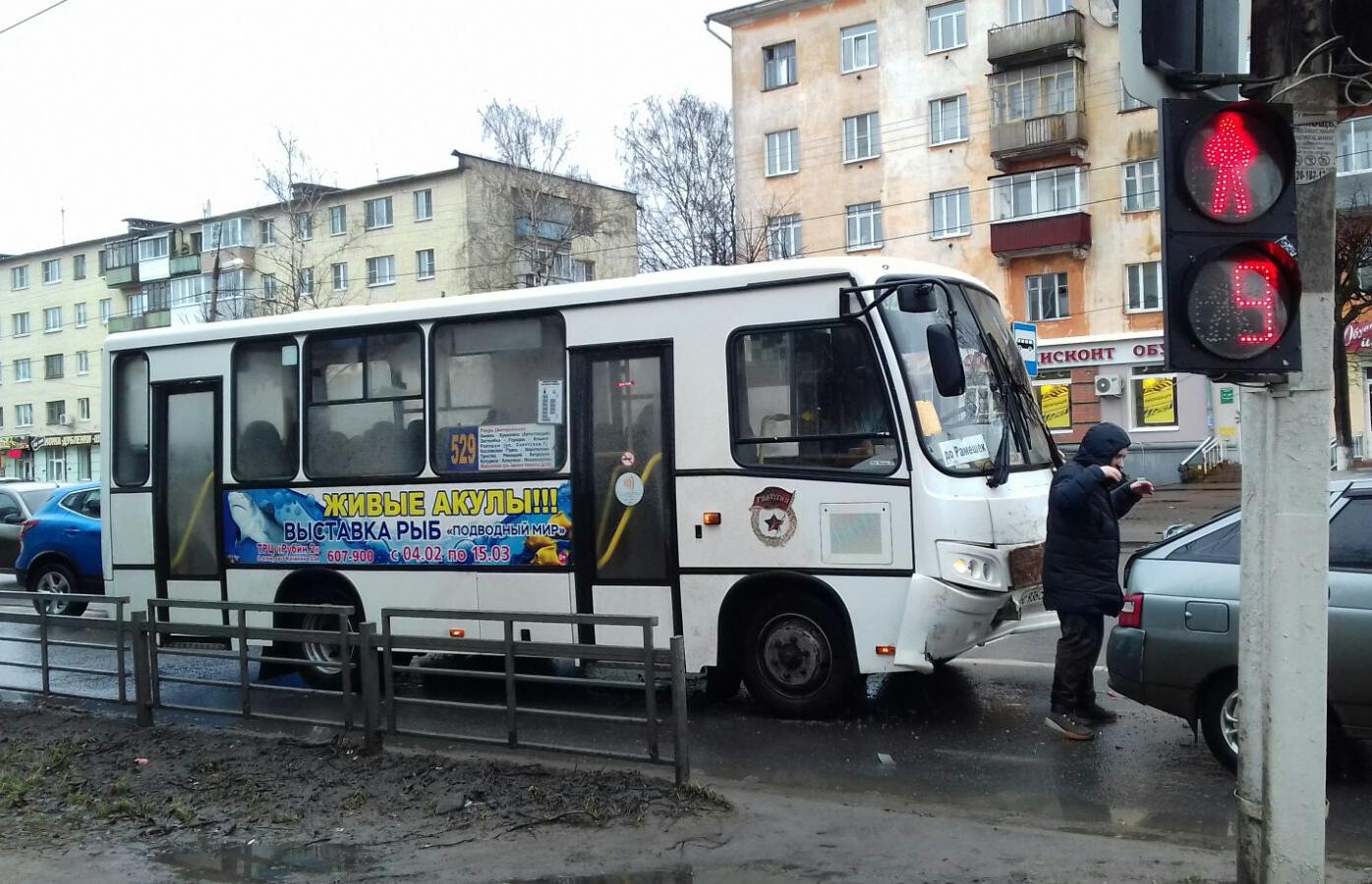 Автобус и легковой автомобиль столкнулись в Твери