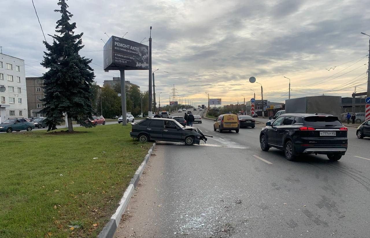 В Твери возле Южного моста легковушка протаранила столб – Новости Твери и  городов Тверской области сегодня - Afanasy.biz – Тверские новости. Новости  Твери. Тверь новости. Новости. Новости сегодня. Новости Твери сегодня.  Последние