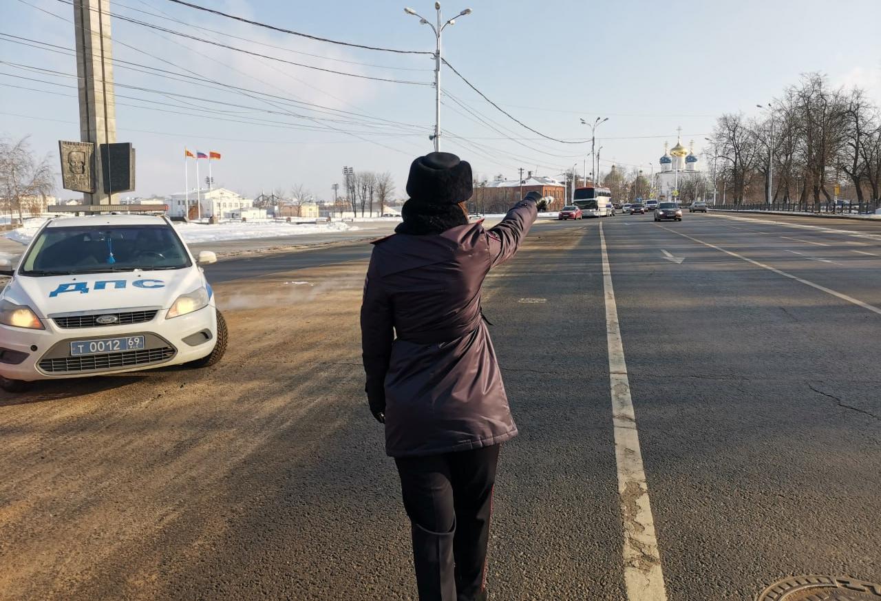 На дорогах Твери сотрудники ГИБДД поздравляли водителей с наступающим  праздником | 22.02.2023 | Тверь - БезФормата