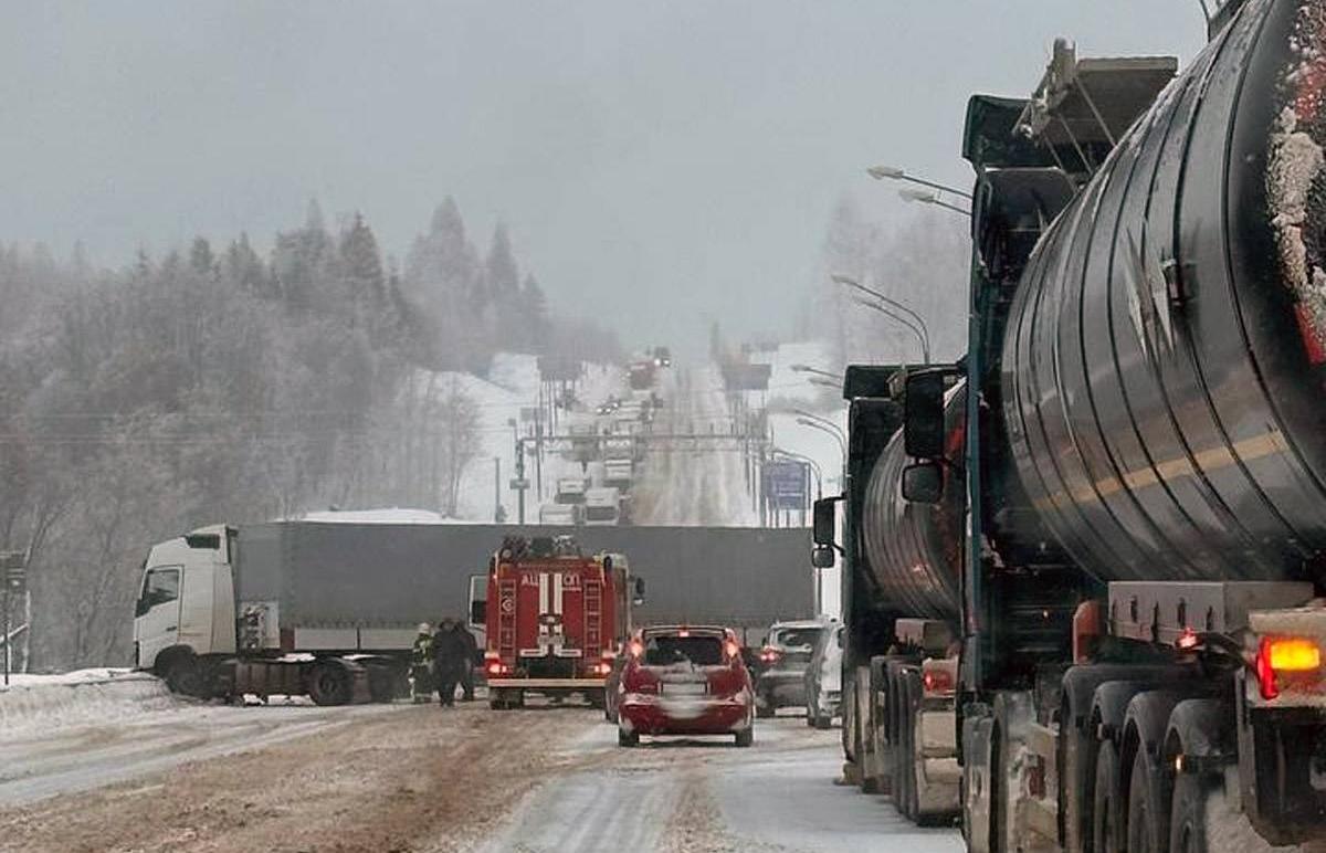 Трассу М10 перекрыли после ДТП с фурой – Новости Твери и городов Тверской  области сегодня - Afanasy.biz – Тверские новости. Новости Твери. Тверь  новости. Новости. Новости сегодня. Новости Твери сегодня. Последние новости