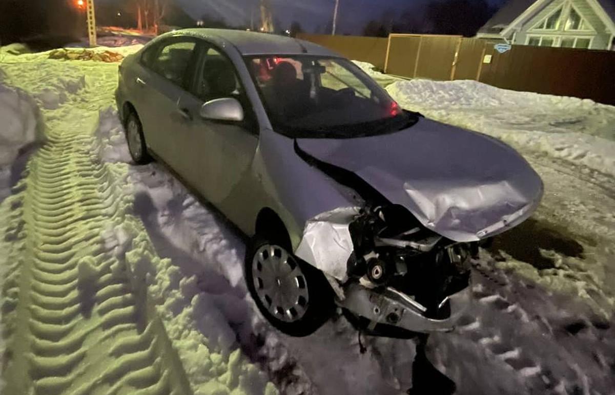 В поселке Редкино Конаковского района автомобиль вылетел в кювет и опрокинулся