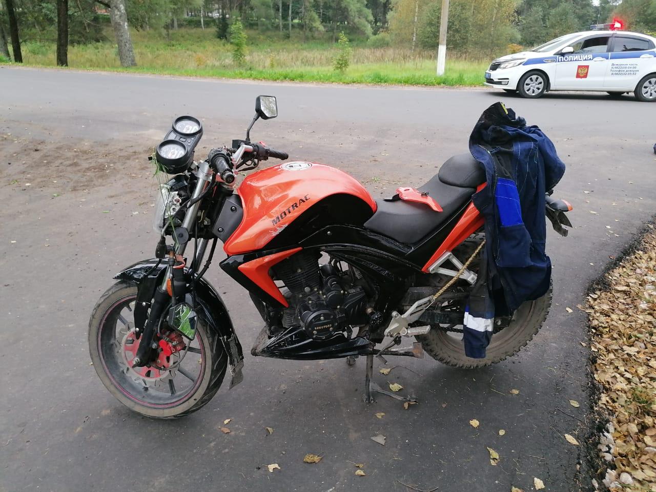 Мотоциклист получил тяжелые травмы в ДТП в Тверской области