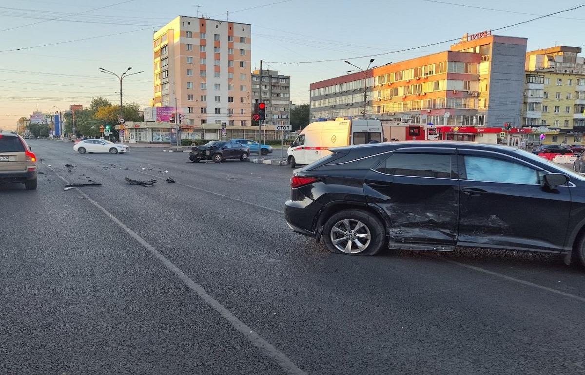 Опубликовано видео ДТП в Твери, где пострадали три девочки и две женщины