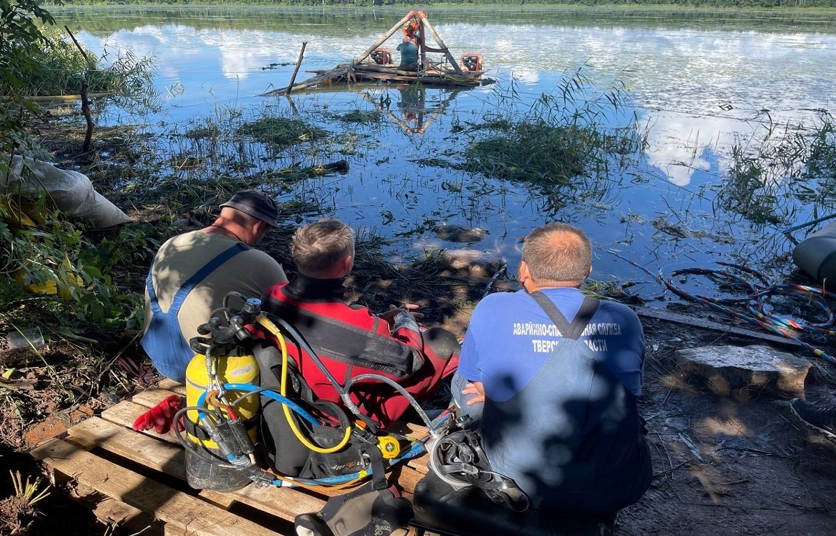 Водолазы-спасатели из Твери помогли псковским поисковикам вытащить фрагменты советского самолета