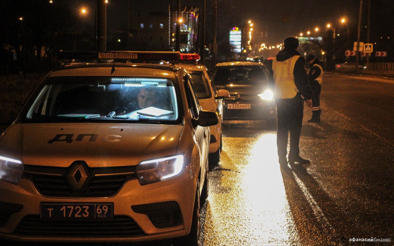 В Твери водитель с признаками опьянения, уходя от погони ДПС, протаранил припаркованный автомобиль