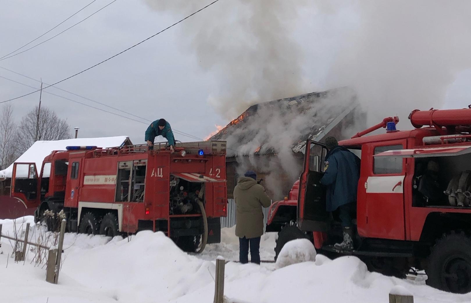 В Нелидово пожарные тушат жилой дом – Новости Твери и городов Тверской  области сегодня - Afanasy.biz – Тверские новости. Новости Твери. Тверь  новости. Новости. Новости сегодня. Новости Твери сегодня. Последние новости  Твери.