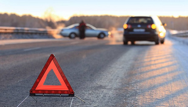 Toyota Camry вылетела с дороги в Тверской области и опрокинулась
