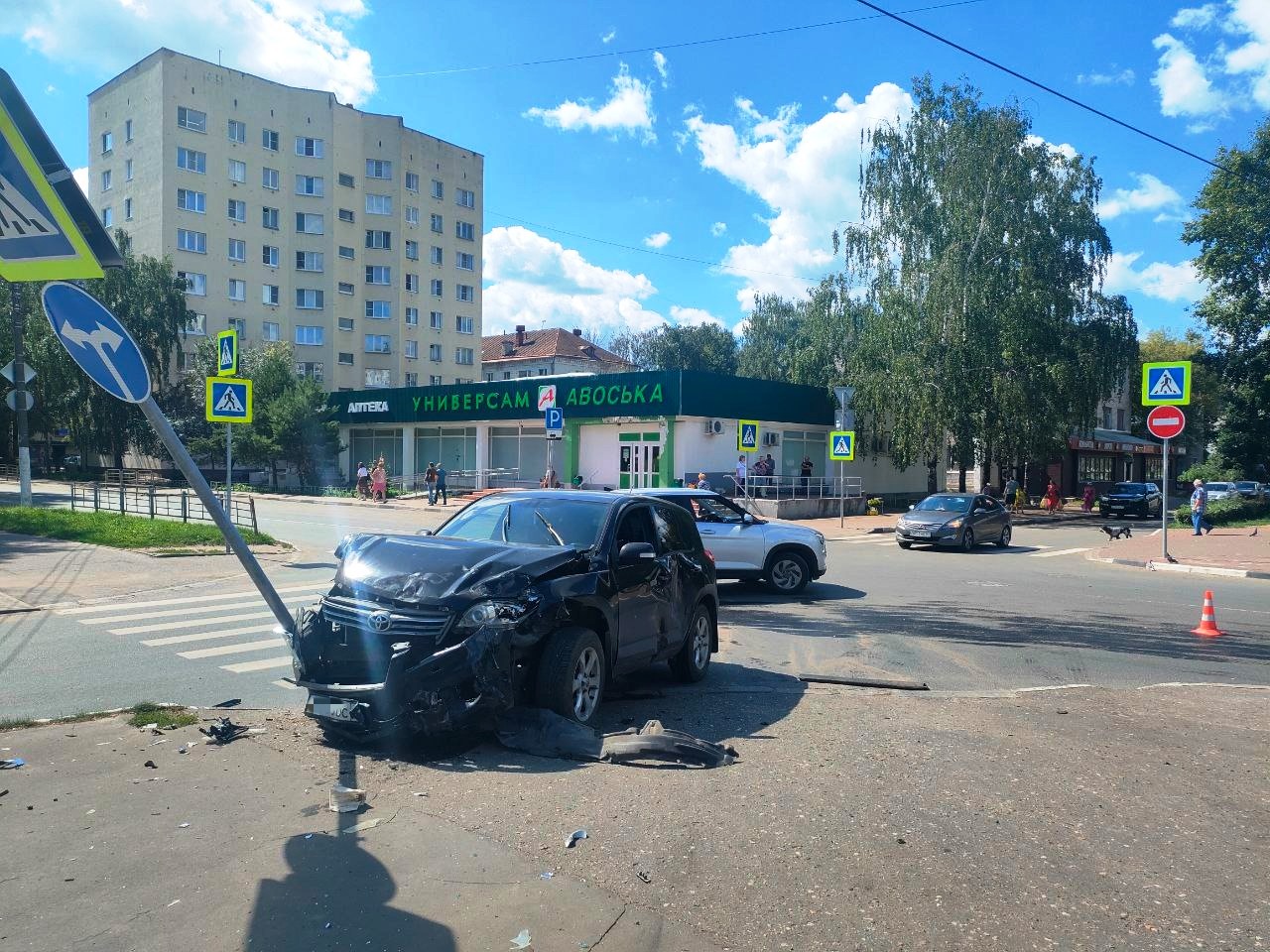 Два человека пострадали в ДТП на бульваре Шмидта в Твери, где Toyota врезалась в дорожный знак