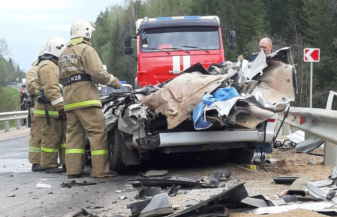 СК и прокуратура Тверской области проводят проверку по ДТП с тремя погибшими под самосвалом 