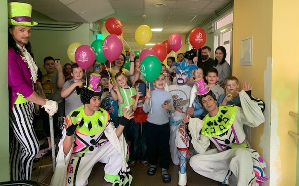 Артисты «Королевского цирка» побывали в гостях у маленьких пациентов детской областной больницы в Твери