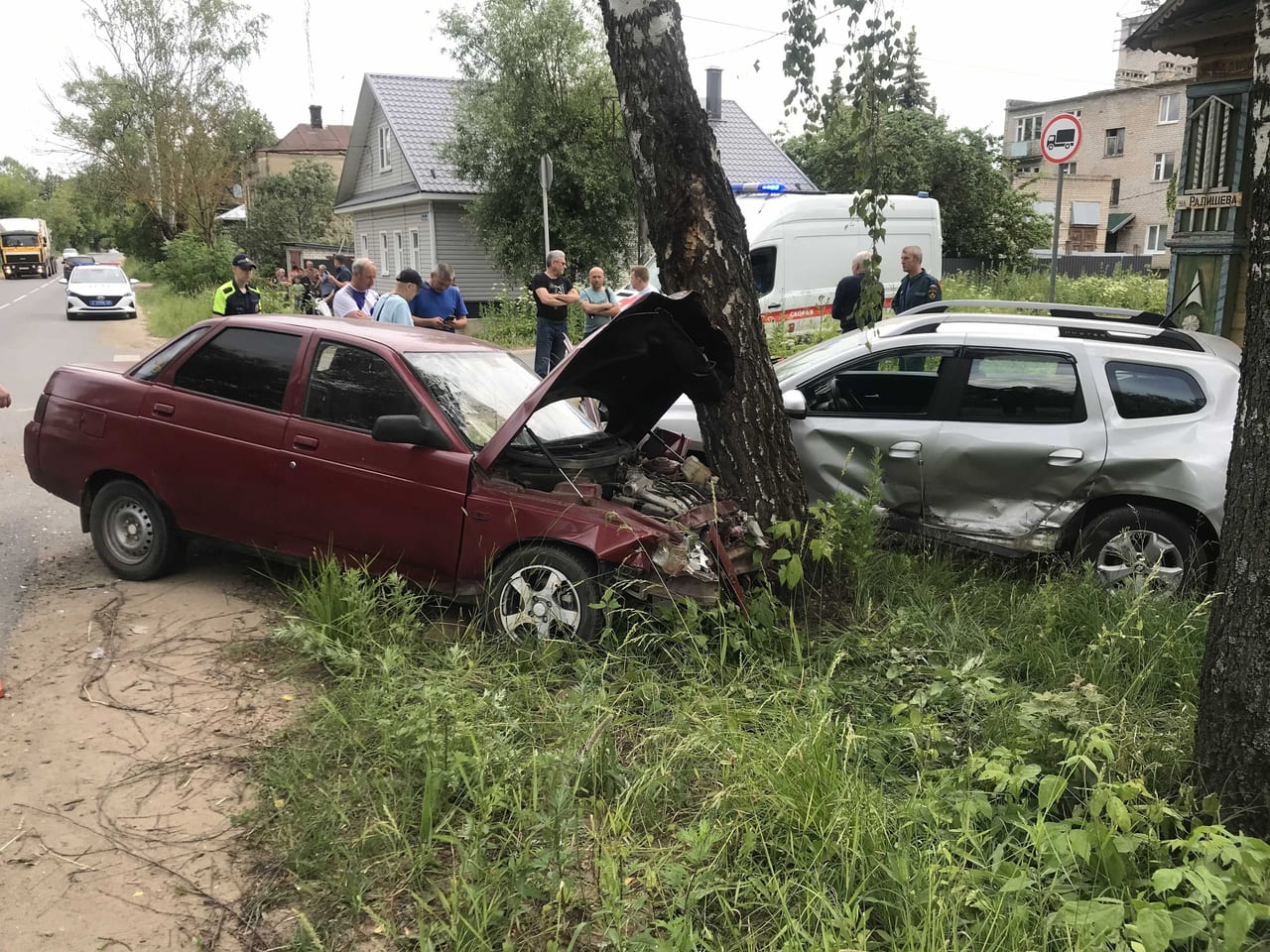 В Кимрах после ДТП на перекрестке автомобили врезались в дерево