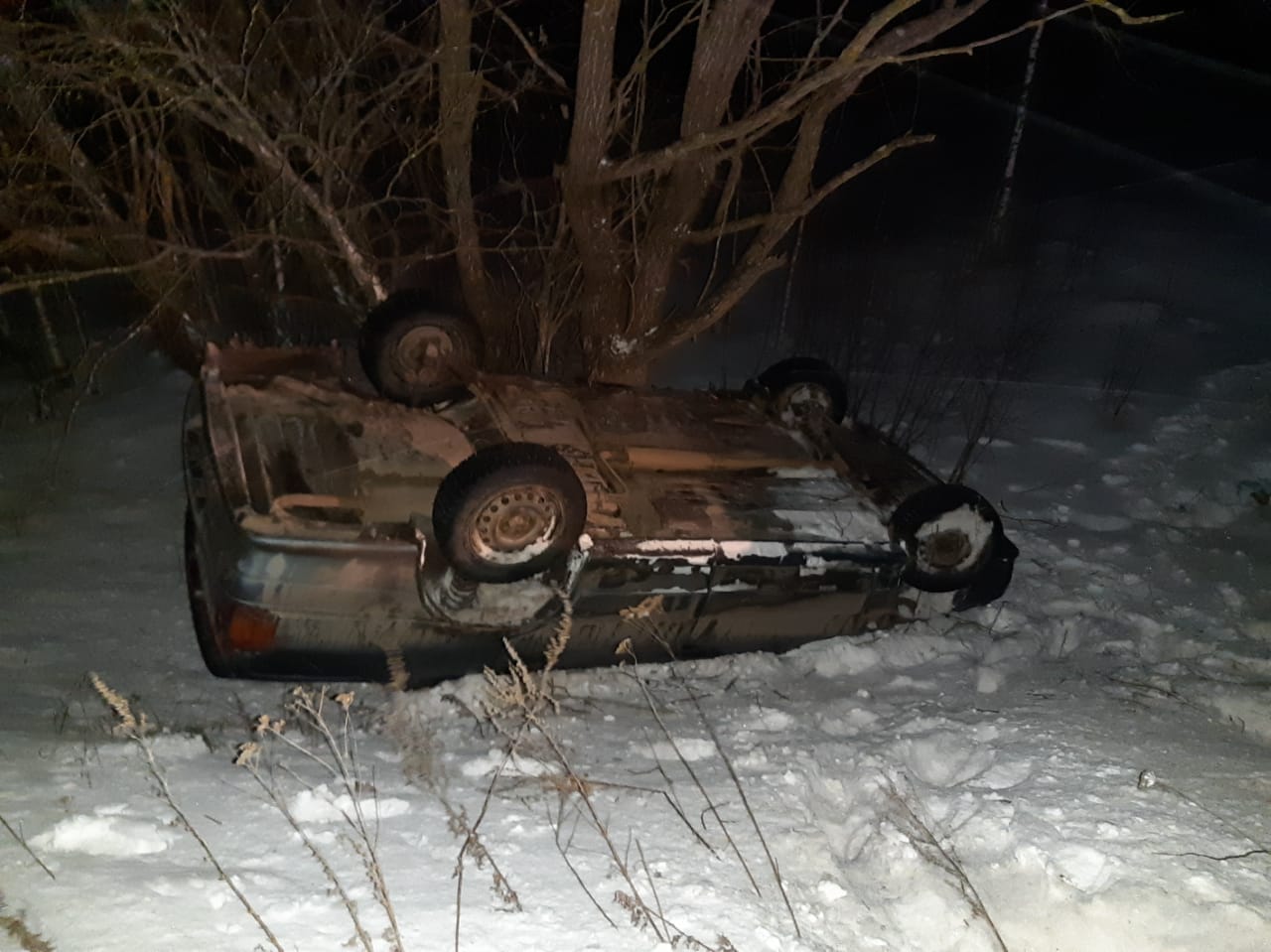 Женщина пострадала в перевернувшейся машине в Тверской области 