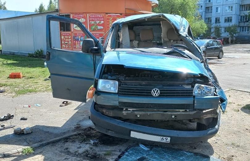 В Твери опрокинулся микроавтобус Volkswagen Transporter
