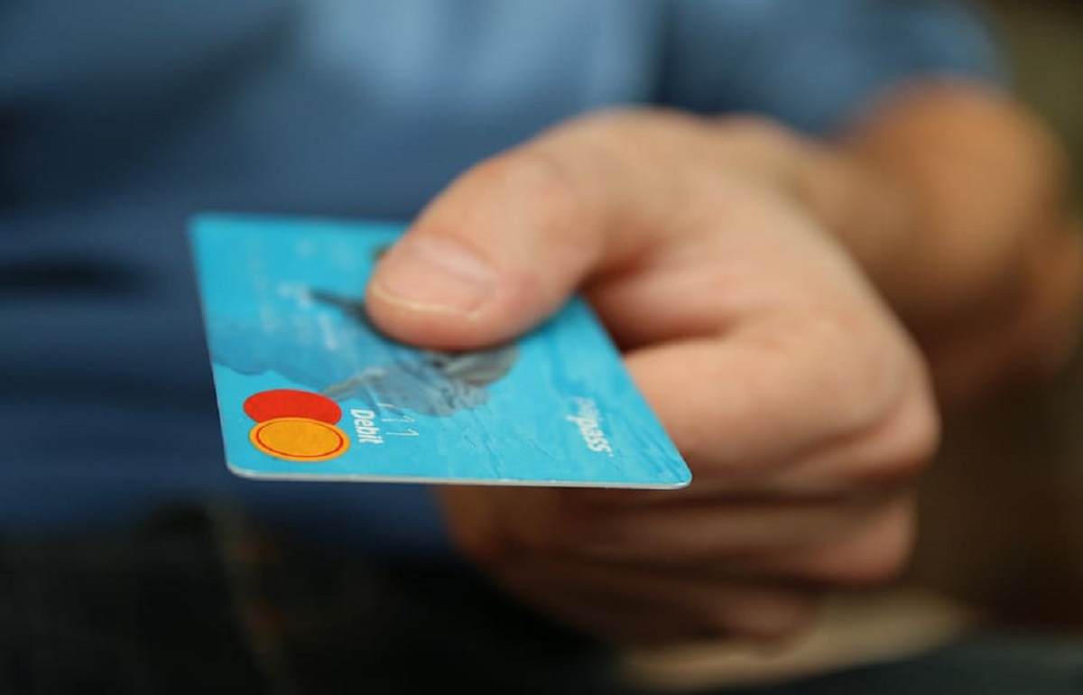 В Зубцове пенсионерка из Красногорска прошлась по магазинам с чужой банковской картой