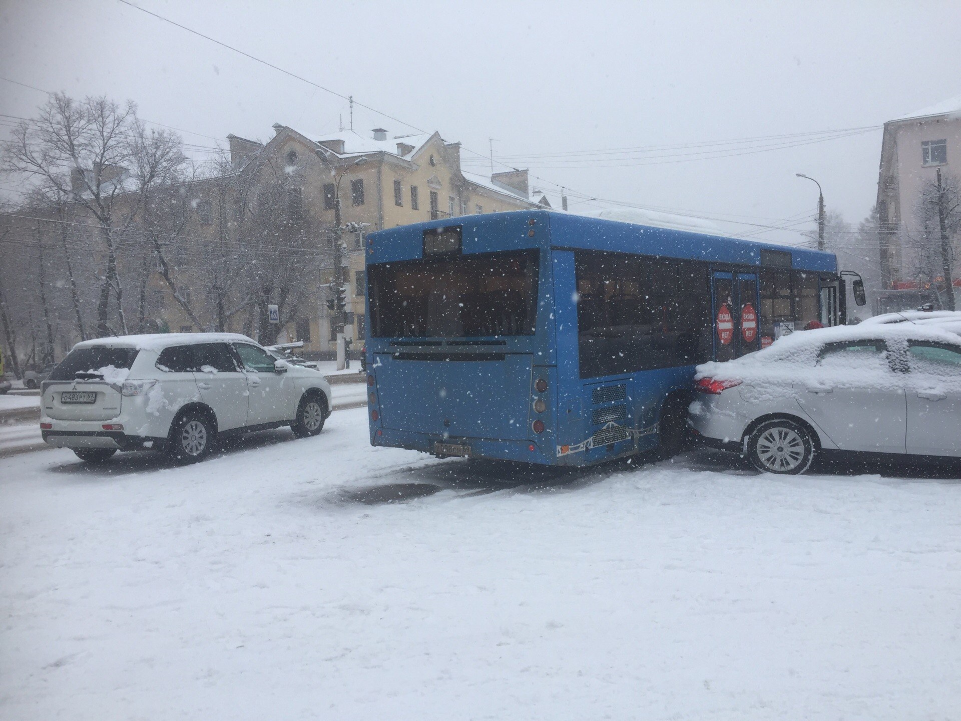 На площади Мира в Твери автобус протаранил припаркованные автомобили