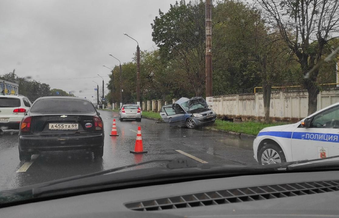 В Твери после ДТП со столбом 21-летнего водителя Renault увезли в больницу