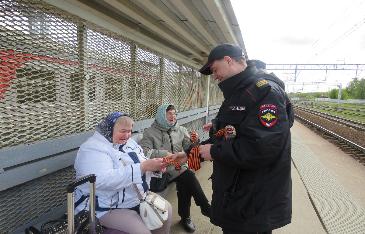 На железнодорожном вокзале в Твери полицейские вручали всем «Георгиевские ленточки»