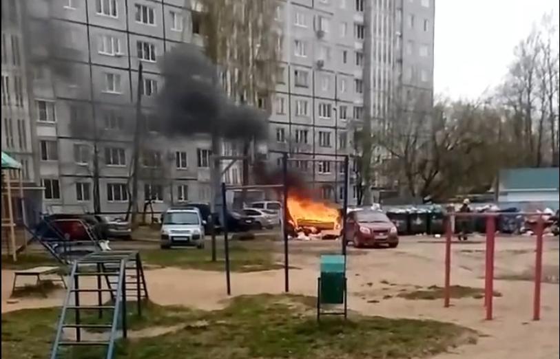 В Твери МЧС тушит пожар на улице Туполева