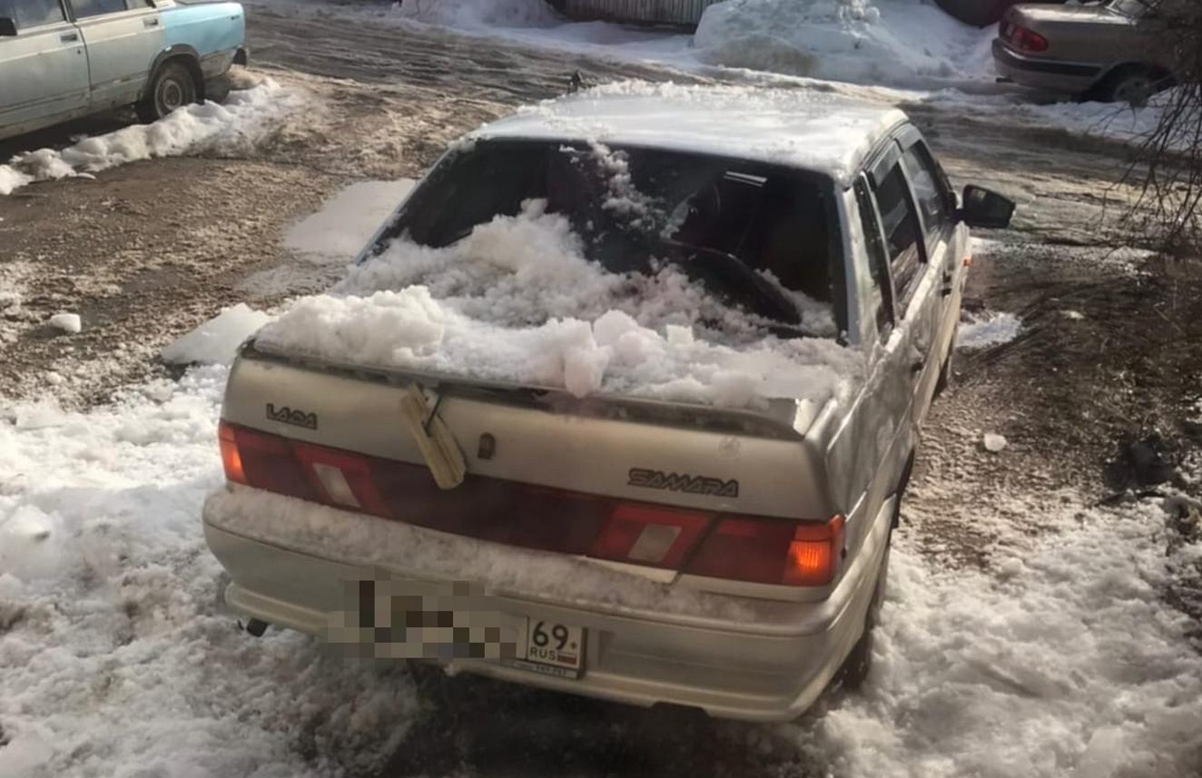 В Торжке сошедший с крыши снег повредил машину — люди чудом избежали травм