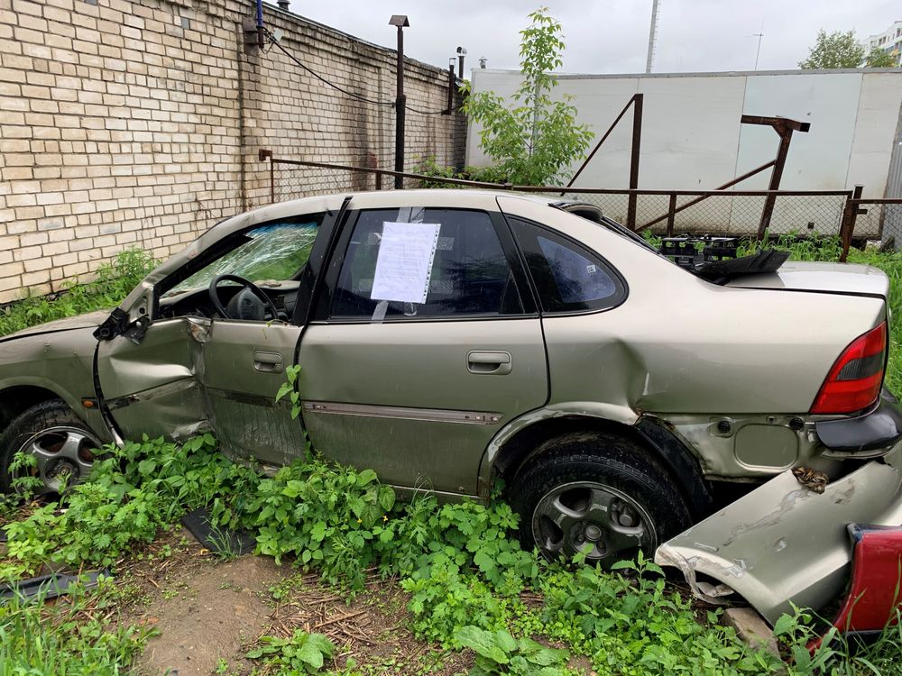 Брошенный на улице в Твери разбитый Opel уберут принудительно 