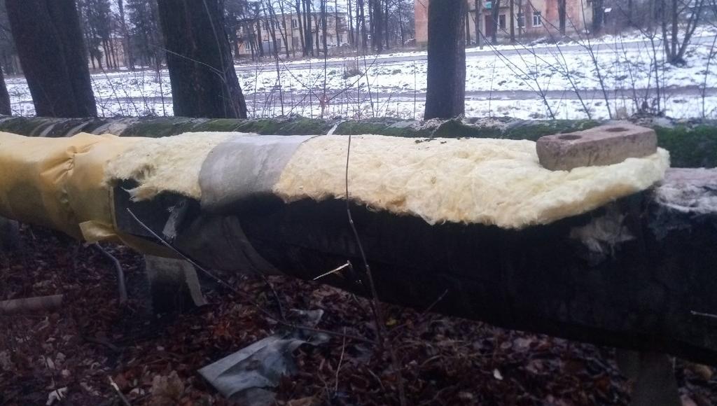 В Торжке теплоизоляцию на теплотрассе попытались «починить» кирпичами