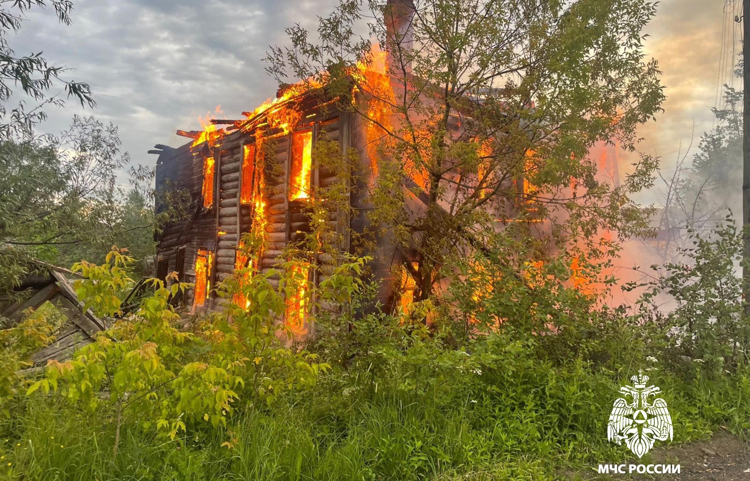 В Вышнем Волочке пожарные потушили деревянную двухэтажку