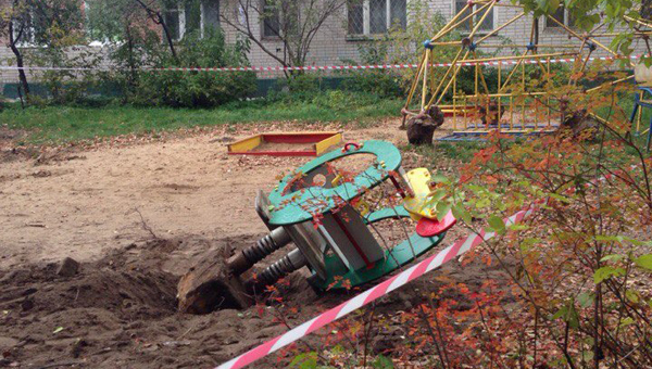 В Твери пенсионерка заказала технику и снесла детскую площадку, чтобы дети не шумели