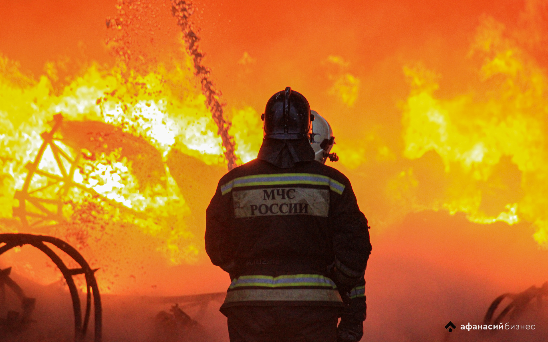 В Заволжском районе Твери горит заброшенный дом | 20.11.2020 | Тверь -  БезФормата