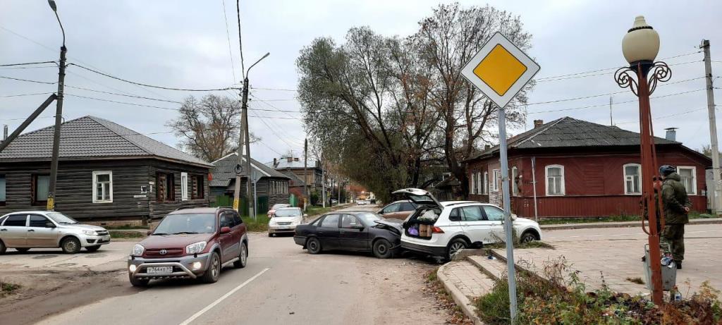В Бежецке Тверской области на перекрестке столкнулись два автомобиля