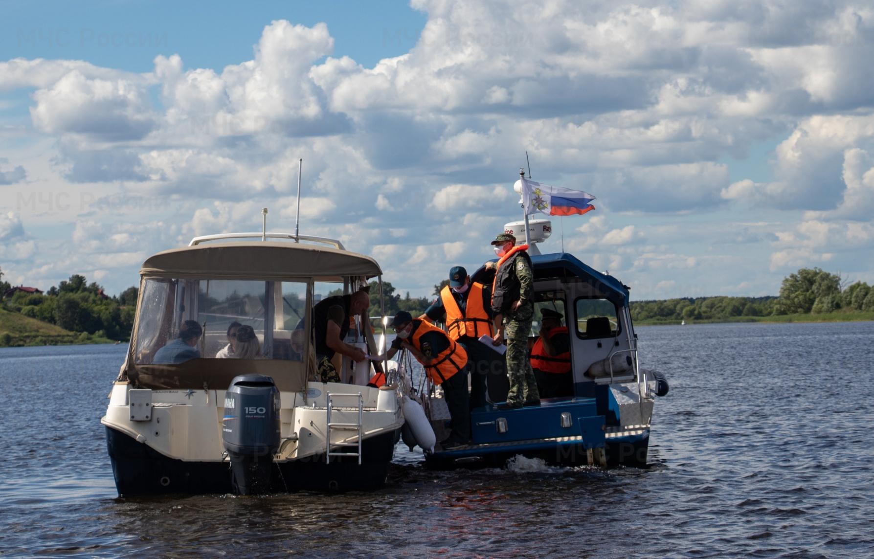 В Завидово Тверской области моторка врезалась в бетонное ограждение, есть пострадавшие