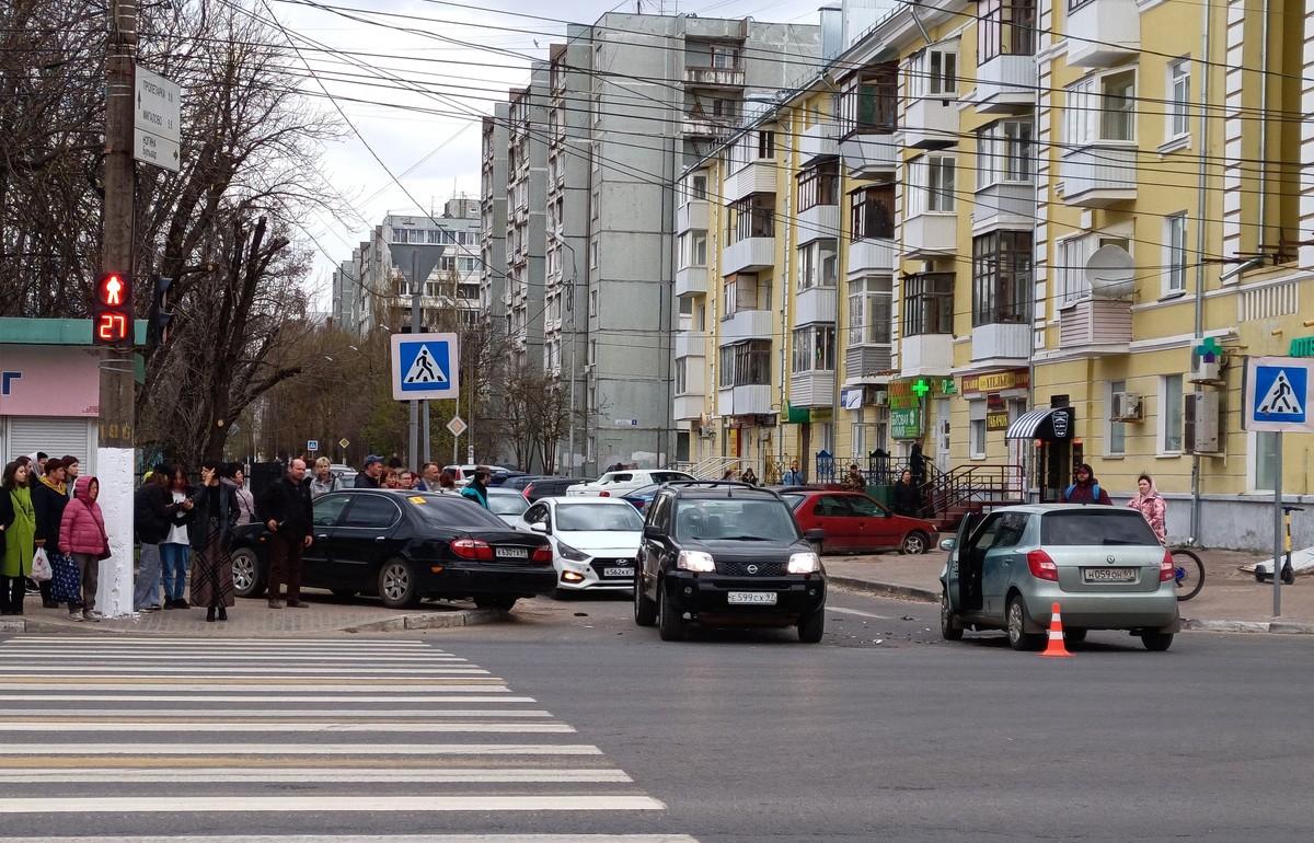 В Твери после столкновения автомобиль вылетел на тротуар
