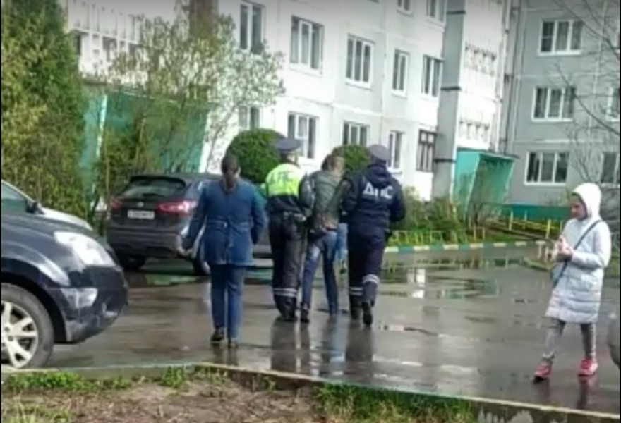 В Твери автоинспекторы разбудили и отвели домой пьяного мужчину, уснувшего в машине