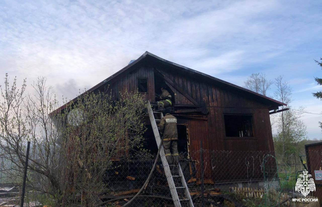 В Старицком районе пожарные потушили деревенский дом