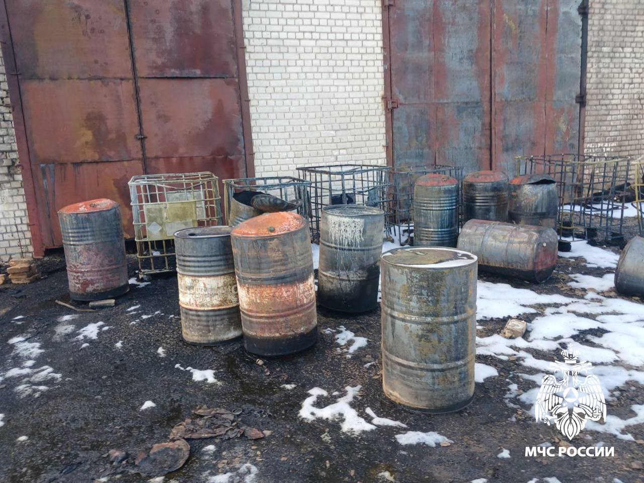 В Заволжском районе Твери пожарные потушили бочки с маслом