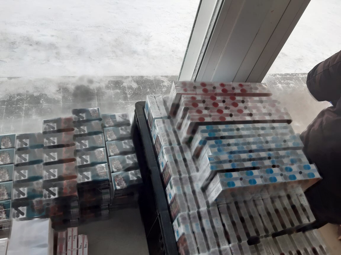 В Тверской области задержали владельца магазина, торговавшего «левыми» сигаретами и водкой