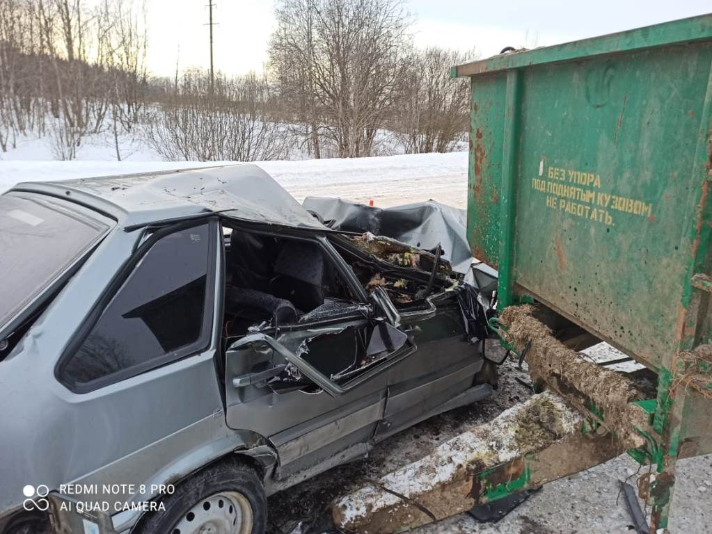Трактор врезался в ВАЗ: три молодых человека получили травмы