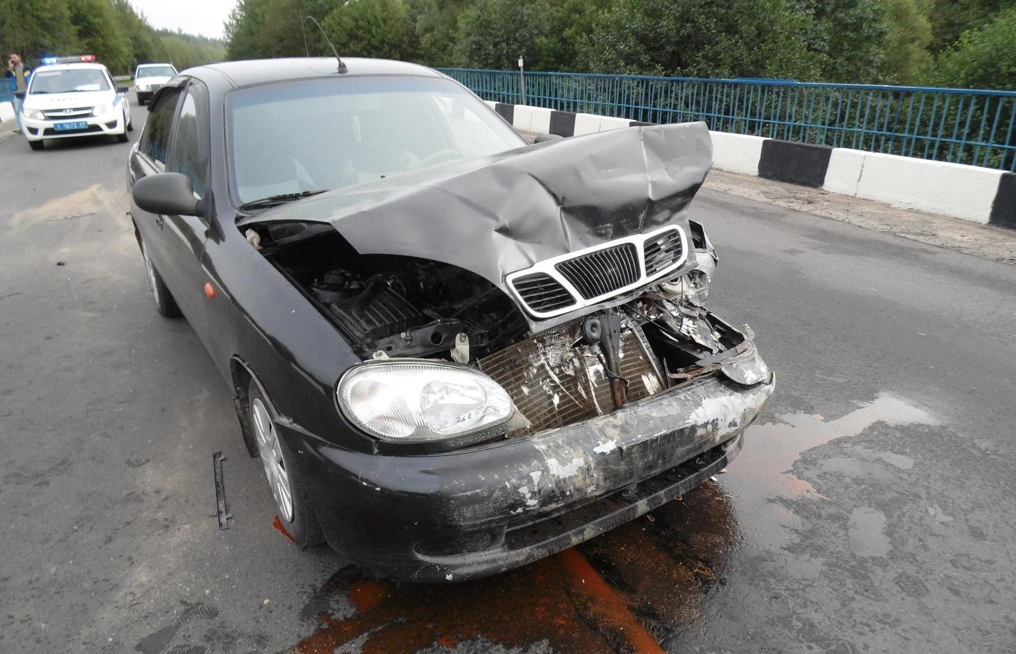 Под Тверью одна легковушка «вписалась» в другую: есть пострадавший