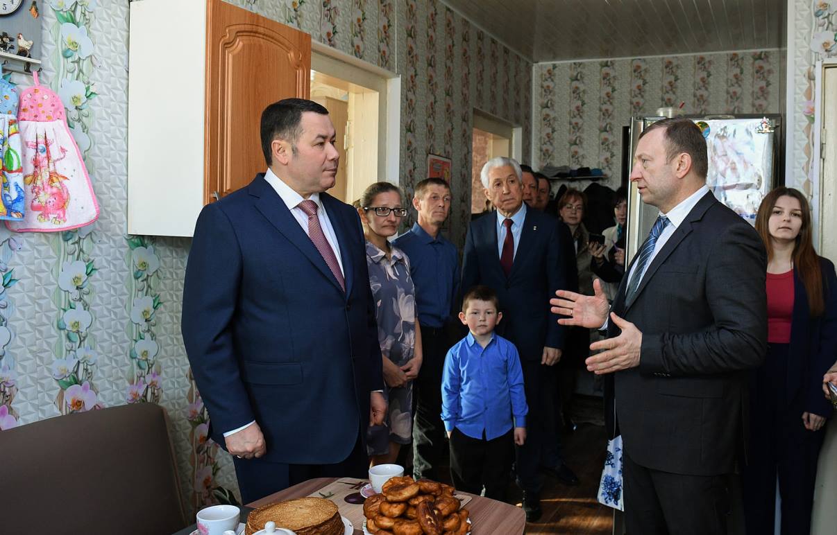 Губернатор Игорь Руденя в деревне Можайцево Торжокского района побывал в гостях у многодетной семьи, которая провела в доме газ благодаря региональной поддержке