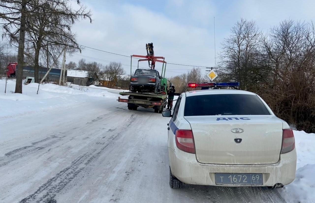 Под Тверью у 19-летнего парня забрали на штрафстоянку машину за езду без  прав 8 февраля 2021