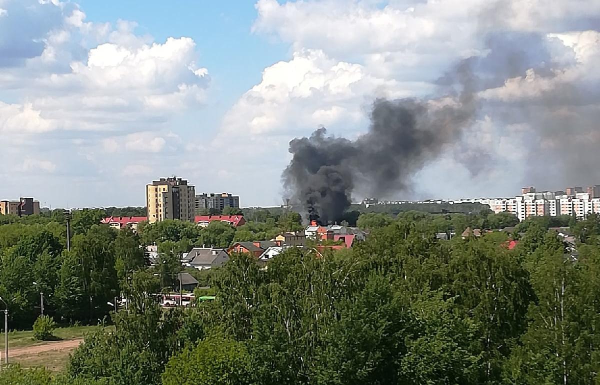 В тверском микрорайоне Соминка горит дом, есть пострадавший | 06.06.2021 |  Тверь - БезФормата